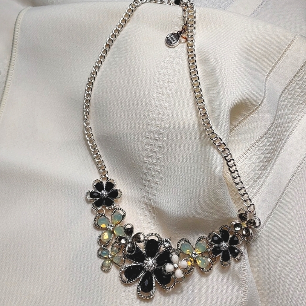 HH SILVER CHAIN NECKLACE WITH FLOWERED  ACRYLIC BEADS
